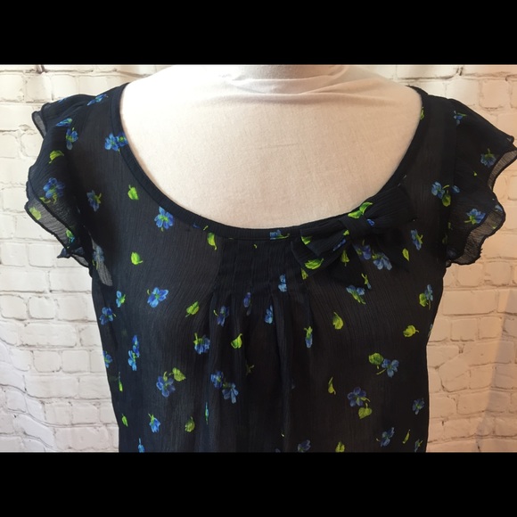 Hollister Tops - HOLLISTER MEDIUM NAVY Sheer babydoll floral shirt